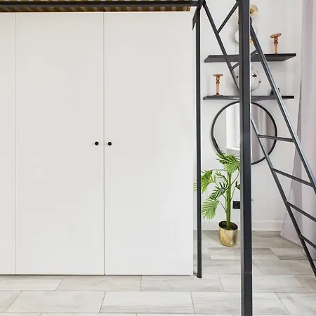 Comfortable In Warsaw's Mokotow District Next To The Metro By Renters