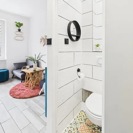 Comfortable In Warsaw's Mokotow District Next To The Metro By Renters アパート ワルシャワ